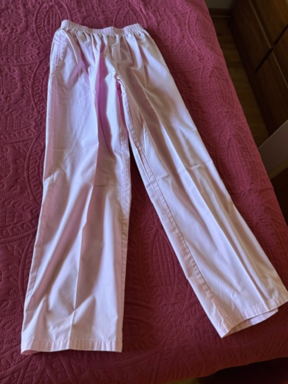 Pink scrub pants, like new, pockets in front/back  size M, excellent condition.